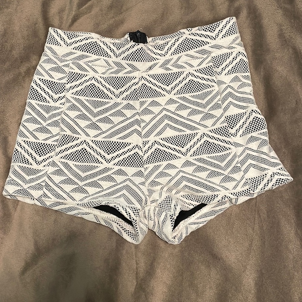 HIGH WAISTED ZIP UP SHORTS